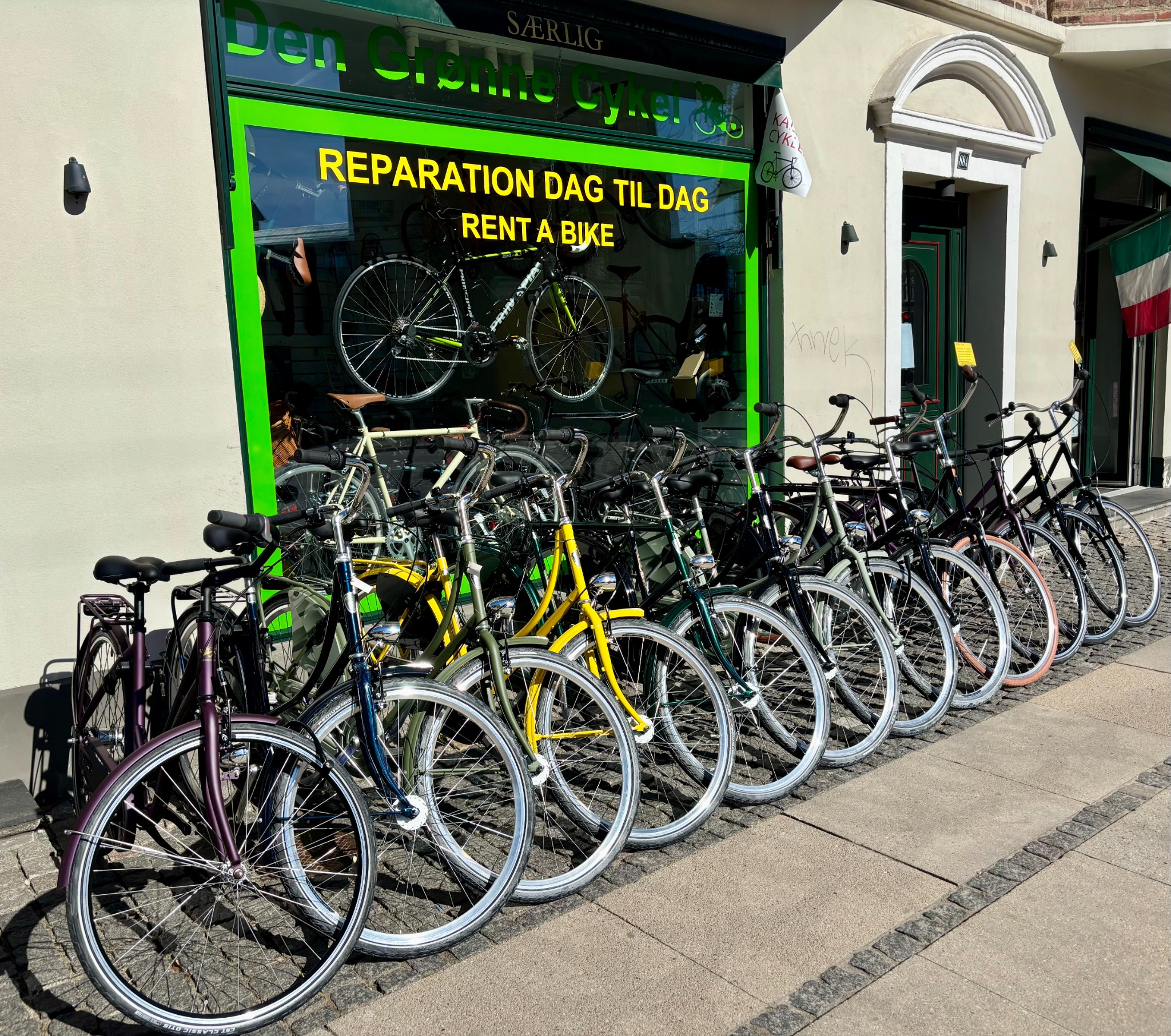 Den Grønne Cykels facade med cykler foran